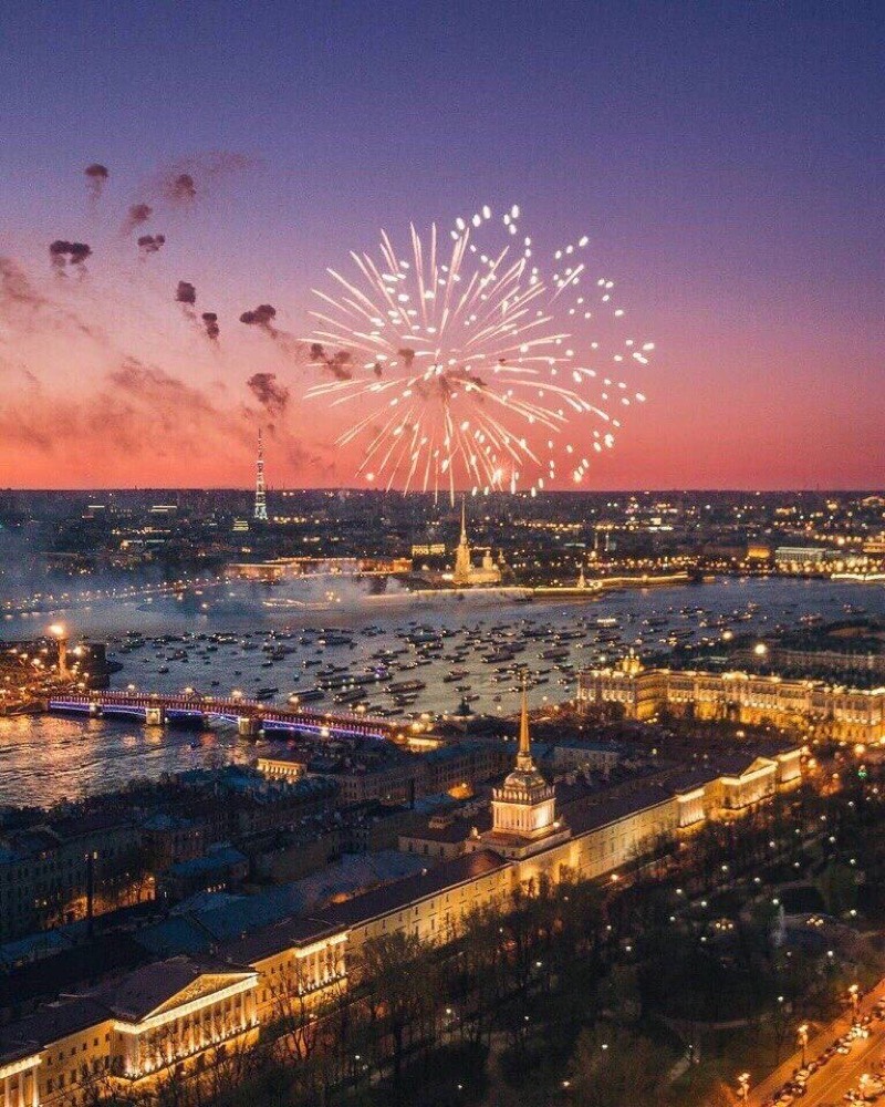 Праздничный салют над центром Петербурга с высоты
